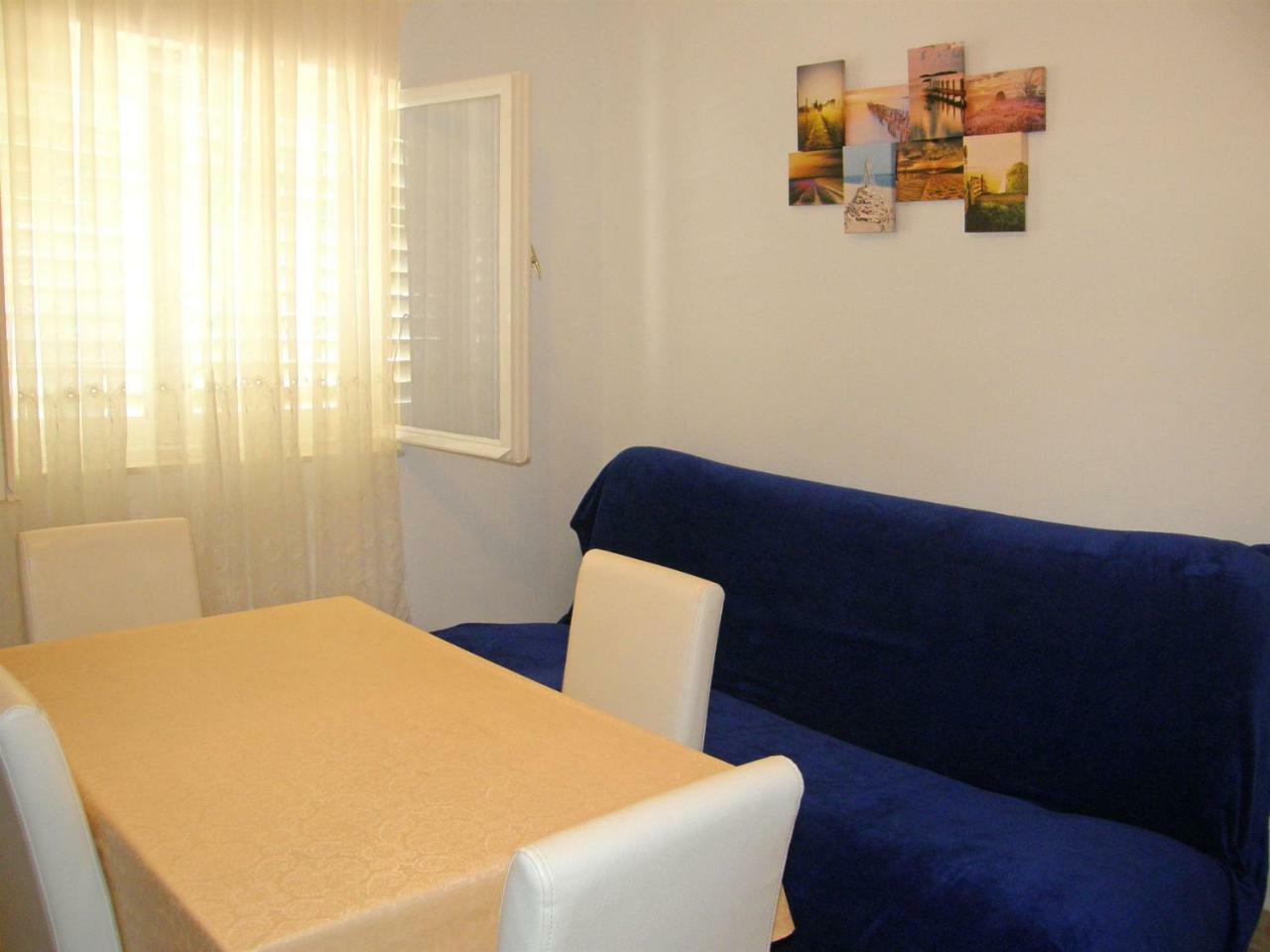 Apartments Dijo Primošten Rom bilde